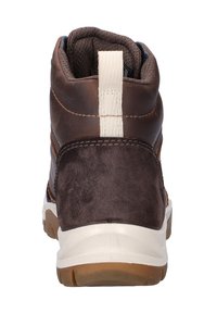 Scarponcino da trekking in suede marrone e scuro con collare imbottito, linguetta beige, intersuola bianca e suola in gomma color caramello, mostrato da dietro.