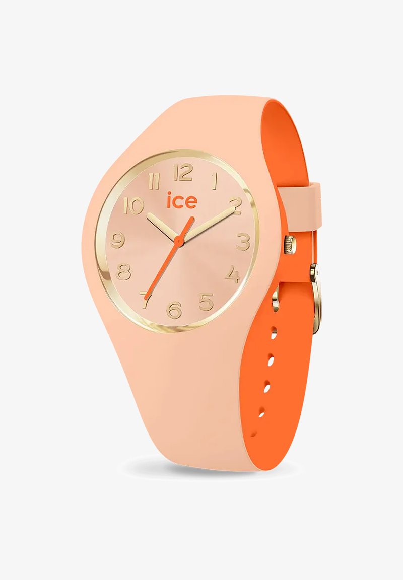 Orologio in silicone pesca con accenti dorati. Cassa rotonda che mostra i numeri da 1 a 12; lancetta delle ore arancione e cinturino. Texture liscia con un design moderno.
