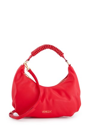 Rote Leder-Schultertasche mit geflochtenem Griff, goldenen Beschlägen und eingestanztem Logo. Weiche Textur, geschwungene Form und Reißverschlussschluss.