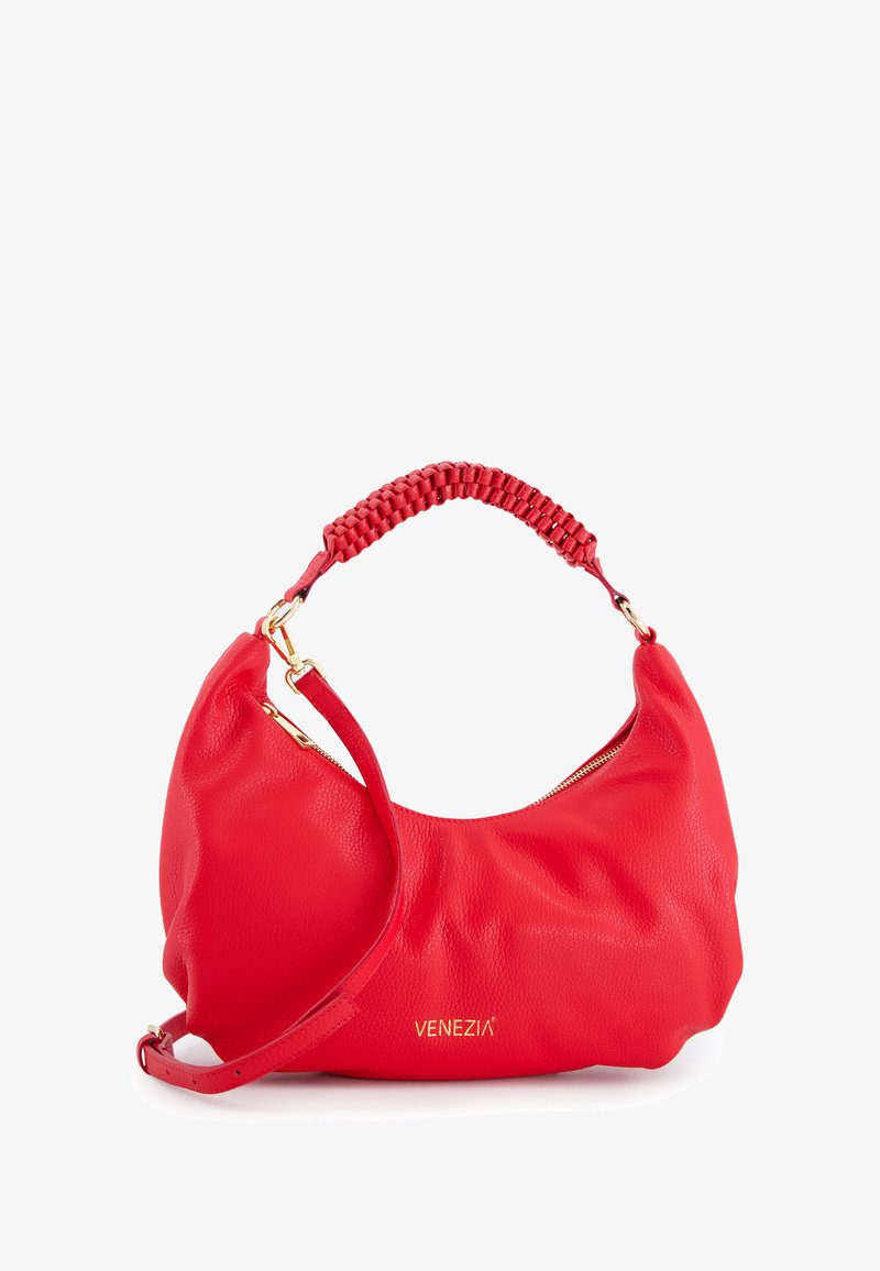 Rød læder skuldertaske med et flettet håndtag, guld metaldele og prægede logo. Blød tekstur, buet form og lynlåslukning.