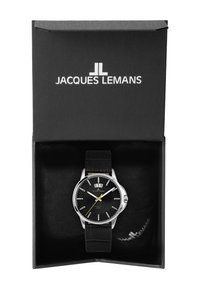 Schwarze Analog-Uhr von Jacques Lemans in einer schwarzen Box. Sie verfügt über ein Gehäuse aus Edelstahl, ein strukturiertes schwarzes Zifferblatt und ein schwarzes Lederarmband.