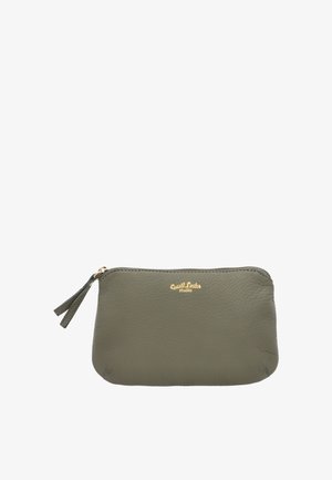 Olivo zelen usnjen etui z zadrgo, na belem ozadju, z zlatim logotipom "Gusti Leder studio" in dvema usnjenima zadrgama za poteg.