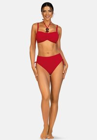 Czerwone bikini z topem bandeau z ozdobą w centrum i regulowanymi ramiączkami. Dół z wysokim stanem i wiązaniami po bokach. Gładka faktura.