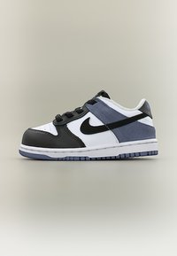 Παπούτσι Nike χαμηλό σε λευκό, μαύρο και γκρι με μαύρα κορδόνια και μαύρο λογότυπο Nike στη πλευρά.