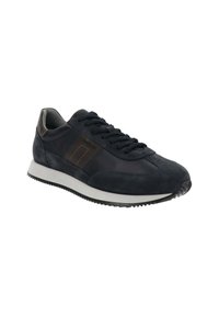 Zapatilla oscura de ante y cuero azul con cordones negros, media suela blanca y suela negra texturizada, vista en ángulo sobre fondo blanco.