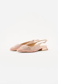 Zapatos slingback rosas con punta afilada, adornados con tachuelas metálicas y un pequeño tacón cuadrado. Tejido suave con acentos brillantes.