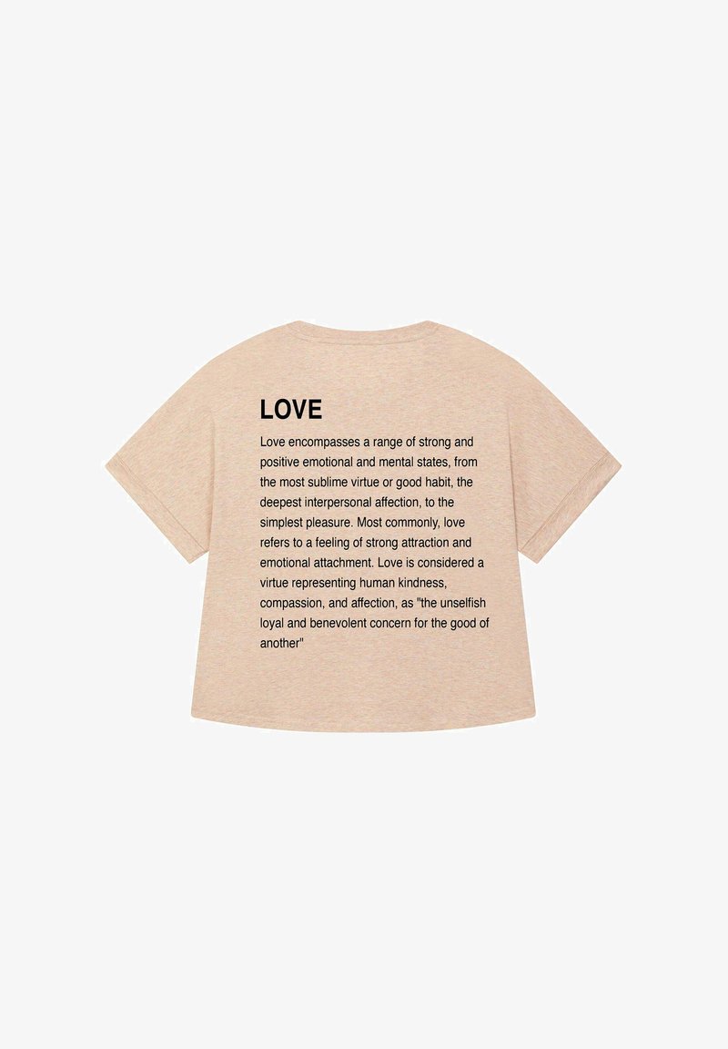 Bežinė trumpa rankovė marškinė su dideliu juodu tekstu ant nugaros, apibūdinančiu "Meilę" su keliais sakinių aprašymais.