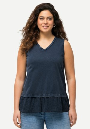 Námořnická modrá bezramenní blůza má design s výstřihem do V, texturovaný krajkový peplum lem a měkkou, lehkou tkaninu.