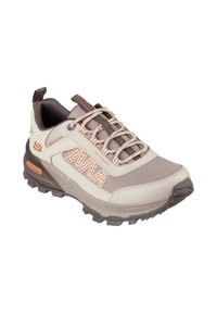 Scarpa da trekking leggera in beige con accenti grigi, caratterizzata da una tomaia in rete, sovrapposizione testurizzata e un design dei lacci arancione e grigio. Suola in gomma.