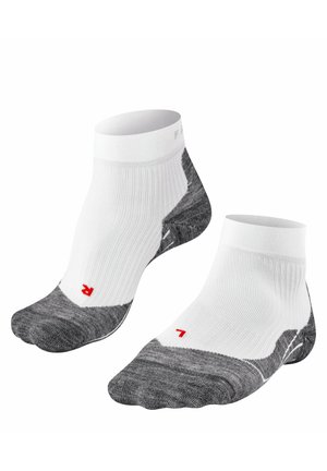 Weiße Knöchelsocken mit grauen Fersen- und Zehenbereichen, gerippter Textur und roten Logoakzenten. Aus Baumwollmischung für zusätzlichen Komfort gefertigt.