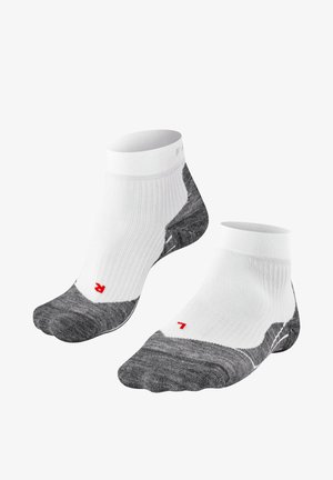 Calcetines blancos de tobillo con secciones de talón y puntera en gris, textura de canalé y acentos de logo en rojo. Hechos de una mezcla de algodón para mayor comodidad.
