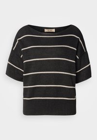 Μαύρο πλεκτό πουλόβερ με φαρδιά λαιμόκοψη καράβι, κοντά μανίκια και οριζόντιες λευκές ρίγες, με ριμπ τελείωμα και άνετη εφαρμογή.