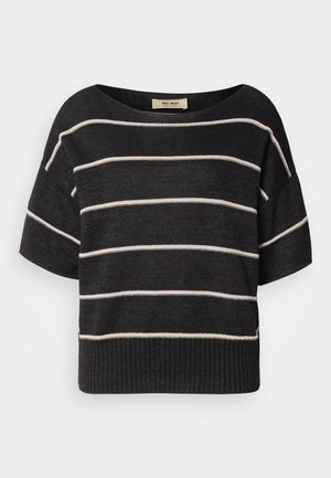 Zwarte gebreide trui met brede bootnek, korte mouwen en horizontale witte strepen, voorzien van een geribbelde zoom en een losse pasvorm.