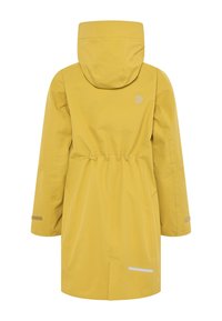 Veste imperméable jaune avec taille à cordon, capuche et accents réfléchissants. Texture lisse et manches longues avec poignets réglables.