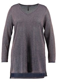 Sweter tunikowy z długim rękawem, dekoltem w serek, w ciemnym, melanżowym odcieniu fioletu, z rozcięciami po bokach i nieco dłuższym tyłem.