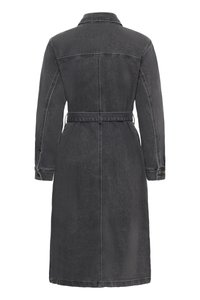 Svart denim lång kappa med bältad midja, krage och långa ärmar. Har synlig sömnad och knappade ärmslut. Slät textur.