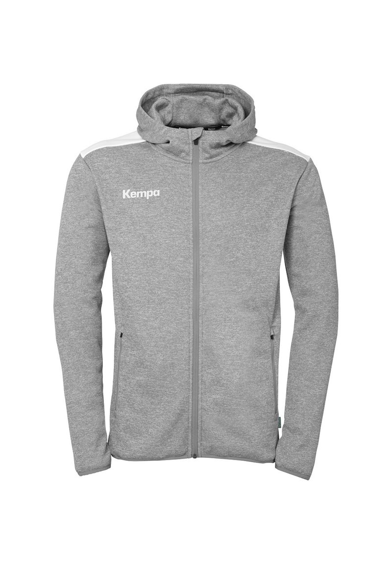 Grå hættejakke med lynlås foran, elastiske manchetter og to sidelommer. Har en hvid accent på skuldrene og et logo på brystet.