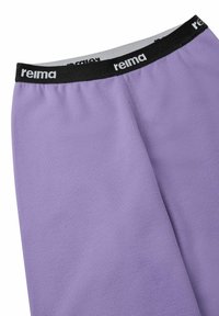 Fioletowe spodenki sportowe wykonane z lekkiego materiału. Posiadają czarną elastyczną talię z logo "reima"; gładka tekstura i oddychający design.