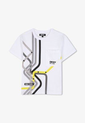 T-shirt blanc à manches courtes avec un design abstrait de la carte du métro de New York en noir, gris et jaune, et une petite poche poitrine avec le logo DKNY.