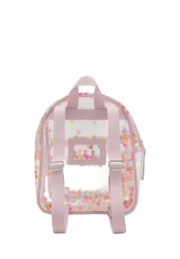 Zaino trasparente in plastica con dettagli rosa, dotato di una cerniera, due spallacci e riempito con forme rotonde colorate simili a coriandoli all'interno.