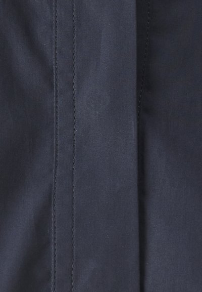 Tessuto blu navy con una superficie liscia, caratterizzato da una cucitura verticale. Il colore è uniforme, senza motivi o accenti visibili.
