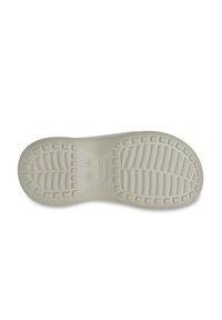 Suola di scarpa in gomma color beige chiaro con motivo di grip testurizzato, caratterizzata da quadrati in rilievo e bordi arrotondati. Logo del marchio in rilievo al centro.