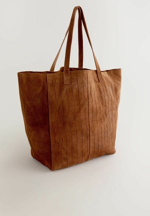 Borsa a spalla in suede marrone con motivo a croco testurizzato su un lato, forma piatta, manici doppi e dettagli cuciti lungo i bordi.