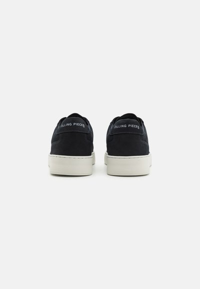 Marineblå skinnsneakers med hvite gummisåler, med diskret merking på hælen og et rent, strømlinjeformet design.