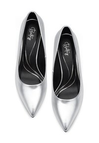 Chaussures à talons hauts argentées avec un design à bout pointu. Fabriquées en matériau métallique lisse, avec un intérieur noir et des accents argentés.