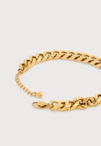 Βραχιόλι με χοντρή αλυσίδα σε χρυσό τόνο, με κούμπωμα σε σχήμα αστακού και ρυθμιζόμενο εκτατικό αλυσίδα που τελειώνει σε μια μικρή χρυσή μπάλα.