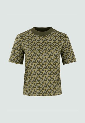 T-shirt à manches courtes de couleur verte avec un motif géométrique en vert foncé et jaune, doté d'un col côtelé et d'une coupe décontractée.