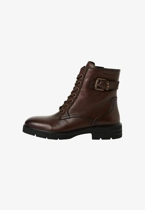 Bruine leren enkellaars met veters, zijgesp wanneer, en zwarte rubberen zool.