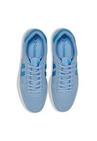 Jasnoniebieskie sneakersy z ciemniejszymi niebieskimi paskami, zawiązywane, wykonane z zamszu i materiału siateczkowego, z perforowanym obszarem palców i białą gumową podeszwą.