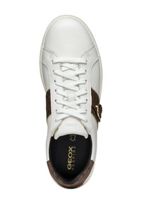 Sneaker in pelle bianca con dettagli a motivo marrone, lacci piatti e un particolare fibbia. La soletta nera presenta il marchio "GEOX RESPIRA".