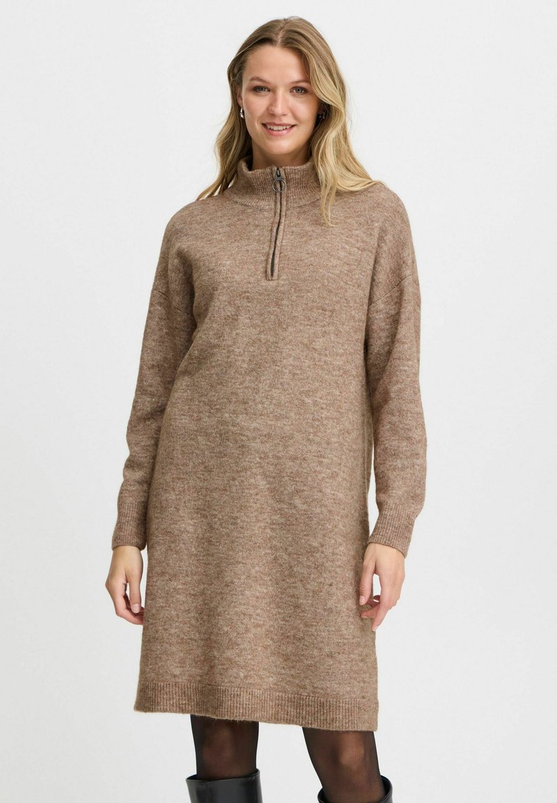Abito in maglia marrone con colletto alto e mezza cerniera; presenta maniche lunghe, una vestibilità comoda e polsini e orlo a coste.