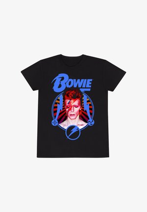 Černé tričko s grafickým designem osoby s červenými vlasy a make-upem na obličeji. Text "Bowie" je modrý a doplněný o kruhové akcenty.