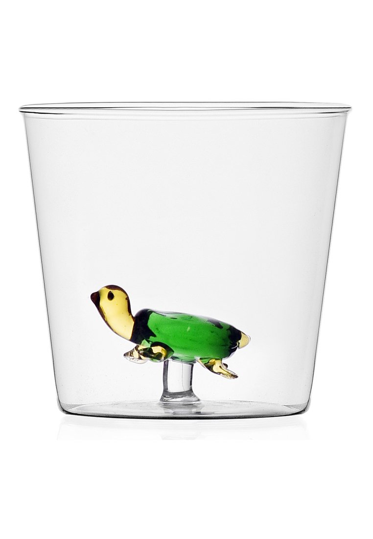 Przezroczysta szklanka z figurką żółwia w kolorach zielonym i żółtym w środku, o gładkiej powierzchni i lekko rozszerzającym się brzegu.