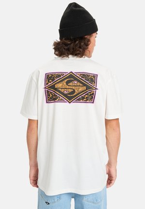 Hvid bomulds T-shirt med korte ærmer og et rygprint, der viser en diamantform i sort, pink og guld skrift.