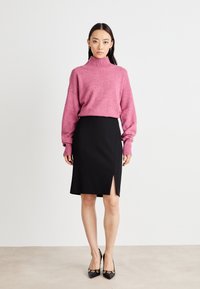 BOSS FAMINDI - Pulover - light pastel red