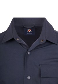 Donkerblauwe button-up shirt met een gestructureerde kraag, voorzak en twee knoopsluitingen. Gemaakt van gladde stof met een subtiele glans.
