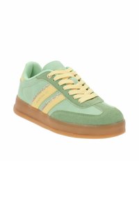 Zielono-żółte sneakersy wykonane z zamszu i siatkowego materiału, z żółtymi sznurówkami, dwoma żółtymi paskami oraz przezroczystą gumową podeszwą.