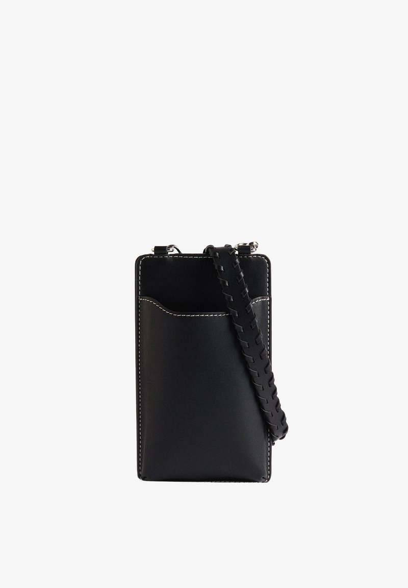 Czarna skórzana torba crossbody z przednią kieszenią, plecionym paskiem, białym przeszyciem i minimalistycznym prostokątnym designem.