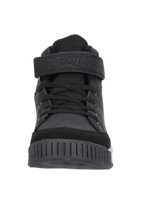 Sort høj-sneaker med øvre i stof og ruskind, rund tå, snøre- og velcro-lukning, struktureret gummisål med vandrette riller.