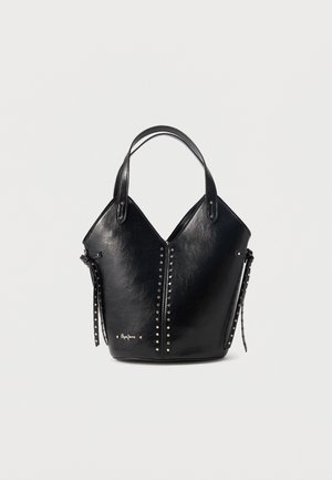 Sac cabas en cuir noir avec double poignée, clous métalliques verticaux au centre et sur les côtés, et petit logo de la marque près du bas.