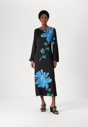 Schwarzes Kleid mit großen blauen Blumenmustern, langen Ärmeln und gerader Silhouette. Das Material wirkt glatt mit minimaler Textur.