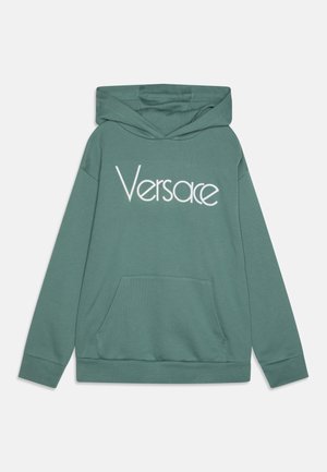 Sudadera verde hecha de una tela suave, con un bolsillo frontal y capucha ajustable, con el logo "Versace" en blanco en el pecho.