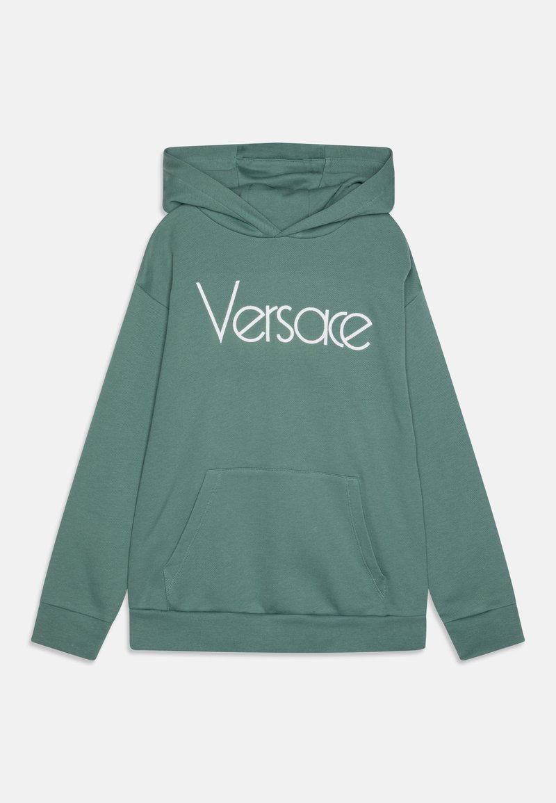 Sweatshirt verde feito de um tecido macio, com um bolso frontal e capuz ajustável, apresentando o logotipo "Versace" em branco ao longo do peito.