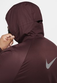 Nike Performance SPHERE MILER - Running jacket - burgundy crush burgundy crush