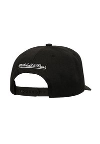 Schwarze Snapback-Basecap mit flachem Schirm und gesticktem "Mitchell & Ness"-Logo auf der Rückseite. Verstellbarer Kunststoffverschluss und strukturiertem Stoff.