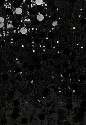 Schwarzer Paillettenstoff mit glänzenden, kreisfreien Pailletten in unterschiedlichen Größen, die dicht angeordnet sind und eine strukturierte sowie reflektierende Oberfläche schaffen.